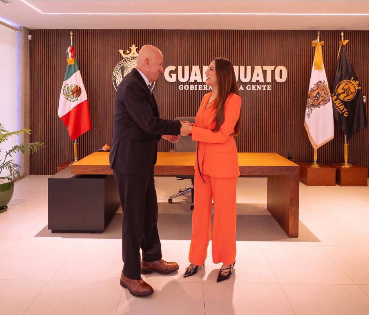 LibiaDennise's tweet photo. La salud de las y los guanajuatenses requiere trabajo en equipo y aliados comprometidos, como el diputado federal @ectorjaime.

Me dio mucho gusto reunirme con él para seguir fortaleciendo la coordinación y sumar esfuerzos en favor de la salud de nuestro estado. 

Qué diferencia ver que mientras hay médicos de otros sistemas de salud exigiendo lo indispensable para trabajar con dignidad, en Guanajuato apostamos por un sistema de salud fuerte 💪 que sí le responde a nuestra gente.