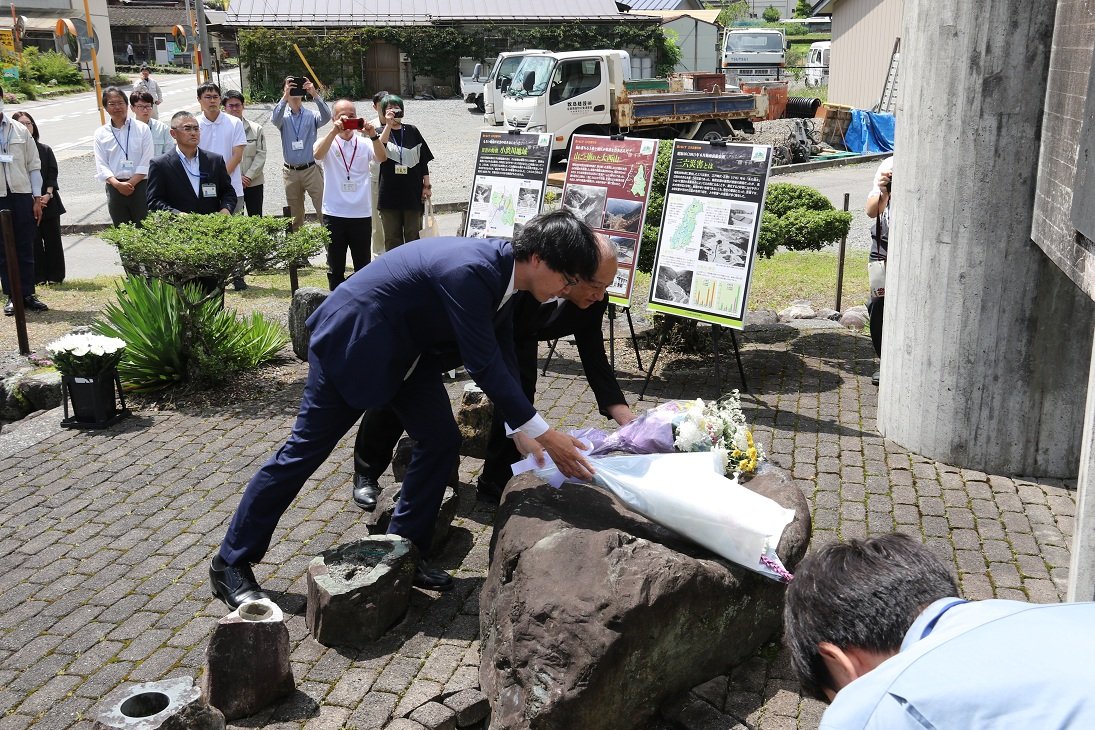 mlit_tenjyo's tweet photo. 昭和36年(1961年)6月29日に発生した大西山の大崩壊では、小渋川砂防出張所の職員6名を含む42名が崩壊した土砂に巻き込まれ犠牲になられました。

殉職された先輩方とこの災害で犠牲になられた方々のご冥福を祈り、慰霊・献花を行いました。

#SABO　#大鹿村　#小渋川　#36災害　#みずしごと https://t.co/UG4UkPNaNY