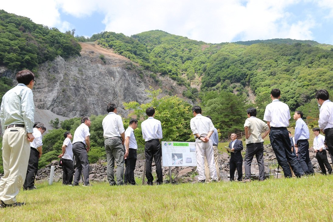 mlit_tenjyo's tweet photo. 昭和36年(1961年)6月29日に発生した大西山の大崩壊では、小渋川砂防出張所の職員6名を含む42名が崩壊した土砂に巻き込まれ犠牲になられました。

殉職された先輩方とこの災害で犠牲になられた方々のご冥福を祈り、慰霊・献花を行いました。

#SABO　#大鹿村　#小渋川　#36災害　#みずしごと https://t.co/UG4UkPNaNY