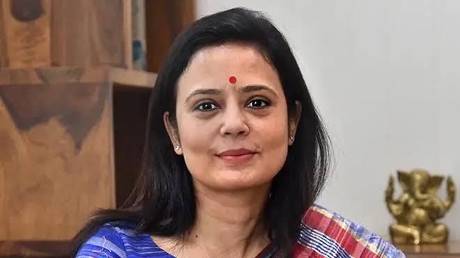 Imdineshpurohit's tweet photo. महुआ मोइत्रा ने 2021 के बंगाल विधानसभा चुनाव के बाद कहा था कि तृणमूल कांग्रेस ने 2011 में 34 साल पुराने CPM शासन को हराकर राज्य में राजनीतिक बदलाव की शुरुआत की थी।

उनका दावा था कि समय के साथ CPM का वोट शेयर लगातार घटता गया और उसका बड़ा हिस्सा दूसरे दलों की ओर स्थानांतरित हो गया।

महुआ मोइत्रा के अनुसार, CPM के कुछ नेता TMC में आए, लेकिन बड़ी संख्या में नेताओं और वोटरों का रुझान बीजेपी की ओर चला गया। उनका कहना था कि इसी वजह से बंगाल में बीजेपी मजबूत हुई, जबकि CPM का राजनीतिक आधार लगातार कमजोर होता गया।

उन्होंने कहा कि बंगाल की राजनीति में पिछले एक दशक में हुए बदलावों ने राज्य के राजनीतिक समीकरणों को पूरी तरह बदल दिया है और इसका सबसे बड़ा असर वामपंथी राजनीति पर पड़ा है।