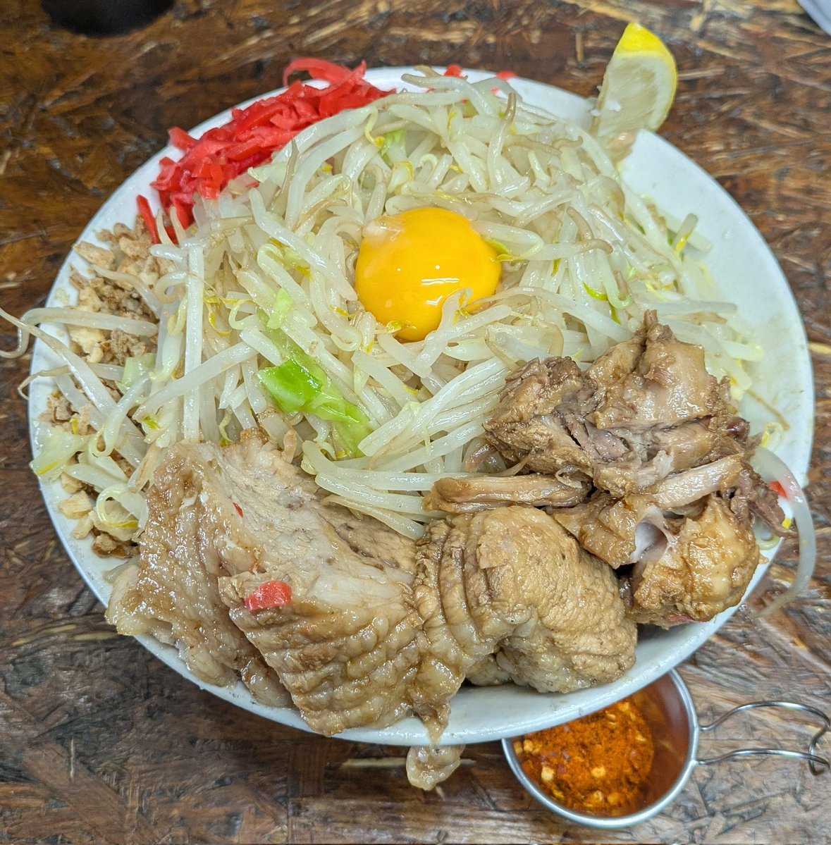 MxC6X6BcHXBm7ng's tweet photo. 自家製麺まさき非乳化(新所沢)

塩汁なし(平麺変更)
TP:豚増し・紅生姜

限定麺で1番好きな平麺間に合った🥰
風味と歯応え抜群！　
ロール豚デカくてほろほろ。ヤサイと食べるのがたまりません😋
ラスト火の粉全投入してホットに🔥

まさき店主が麺場教育してるの新鮮😆
ご馳走様でした😊 https://t.co/iX3zFXVHFC