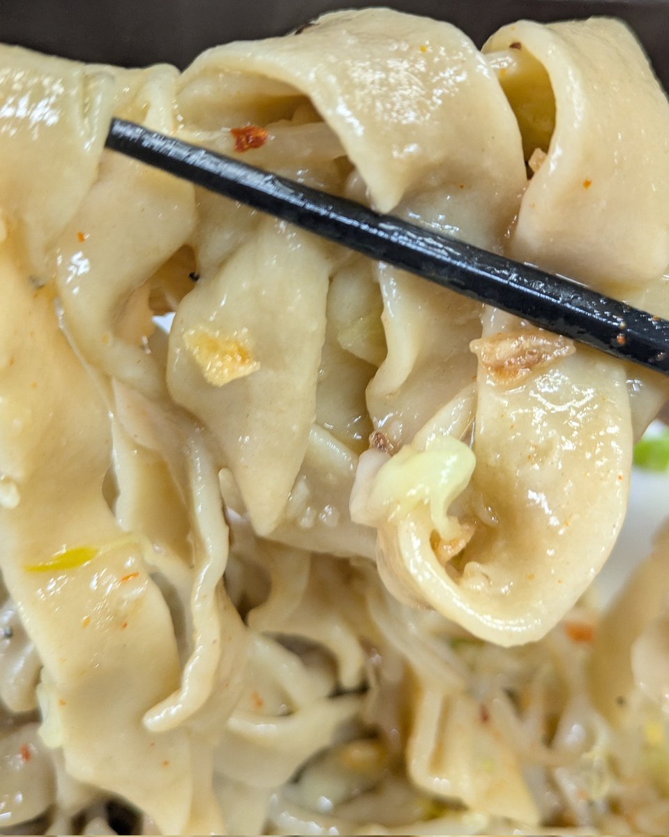 MxC6X6BcHXBm7ng's tweet photo. 自家製麺まさき非乳化(新所沢)

塩汁なし(平麺変更)
TP:豚増し・紅生姜

限定麺で1番好きな平麺間に合った🥰
風味と歯応え抜群！　
ロール豚デカくてほろほろ。ヤサイと食べるのがたまりません😋
ラスト火の粉全投入してホットに🔥

まさき店主が麺場教育してるの新鮮😆
ご馳走様でした😊 https://t.co/iX3zFXVHFC