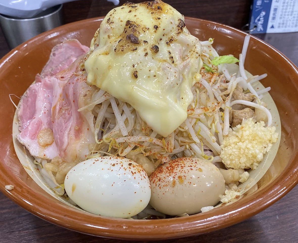 GarlicRamen26's tweet photo. #極肉麺たいし 
483
みやむ〜のニンニクあぶらそば
ニンニク増しの追加ニンニク🧄
炙チー🔥
女将さんに動画撮影された後、自分で写真撮るの忘れてました😅
写真は野菜少なめ麺200gのハズが現一頂の店主さんに盛られたときのものです🤣
本日火曜炙りDAY🔥
ご馳走さまでした😋 https://t.co/frR9i8hIUF