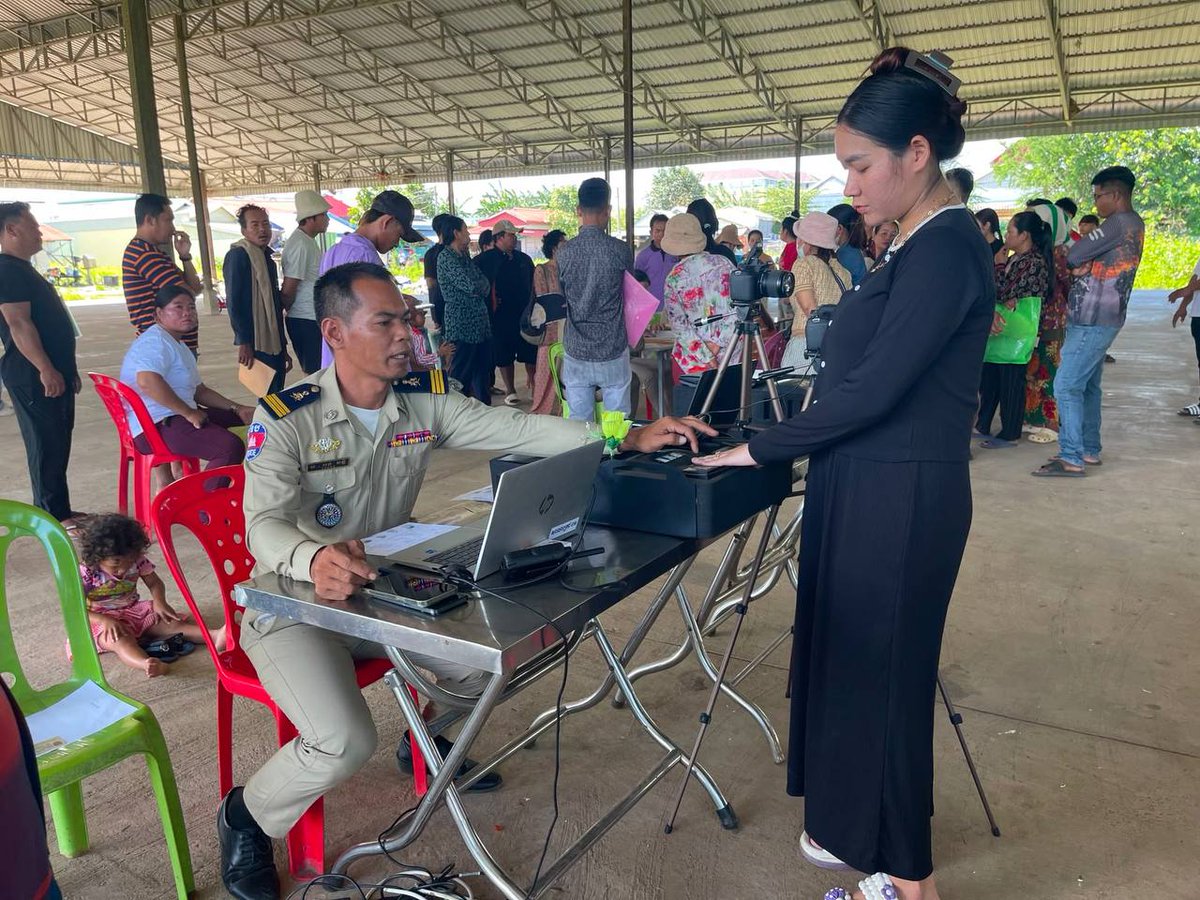 akppailin's tweet photo. ប្រជាពលរដ្ឋឃុំស្ទឹងកាច់ សប្បាយរីករាយ ពេល​សមត្ថកិច្ច​​ជំនាញអត្តសញ្ញាណកម្ម ចុះធ្វើអត្តសញ្ញាណប័ណ្ណសញ្ជាតិខ្មែរ ជូនពួកគាត់​ដល់​ក្នុងមូលដ្ឋាន https://t.co/NqBb40w8d3