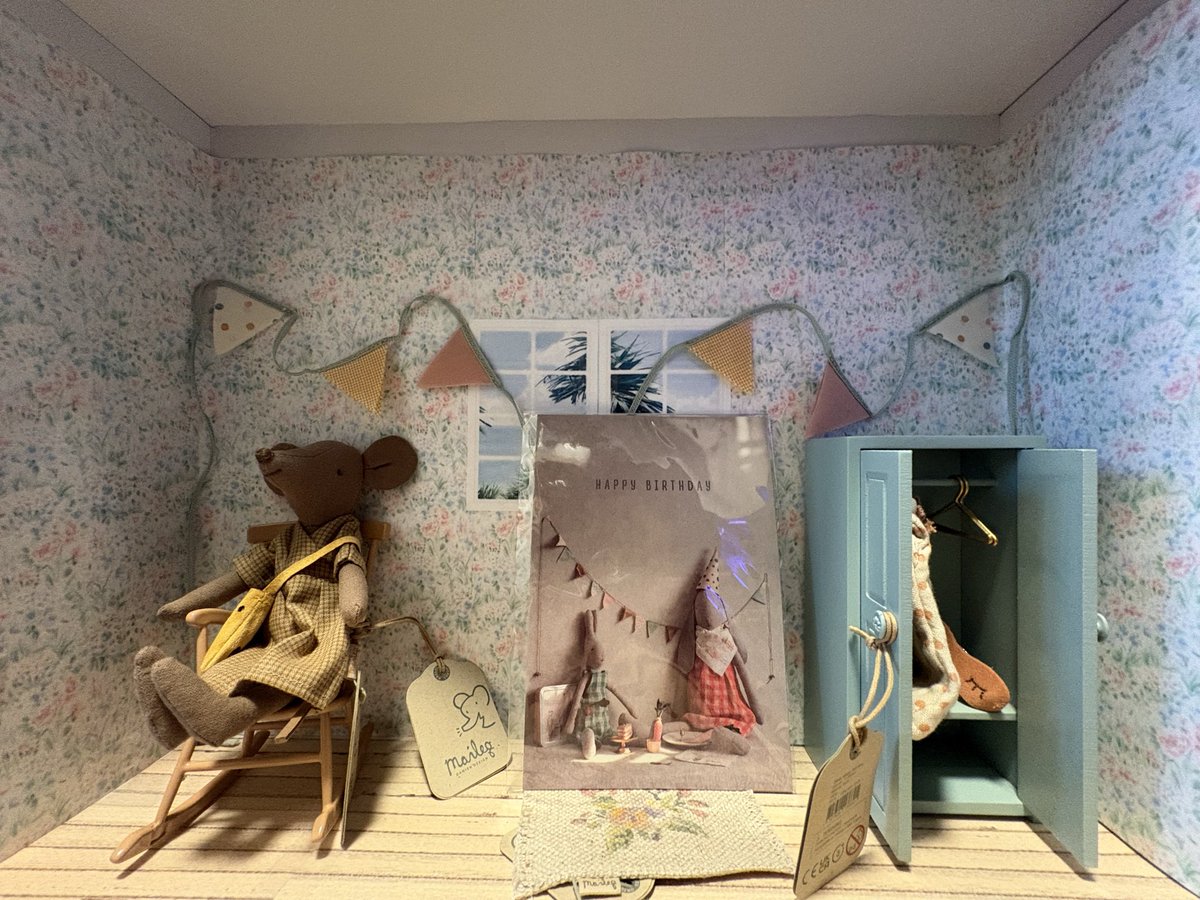 dickburrp's tweet photo. cutest bday pressie ever tbh 🎈 cass made me a diorama with a brown mouse lmfao 

her name is topolina 🐭 https://t.co/x8hvsw4DLz