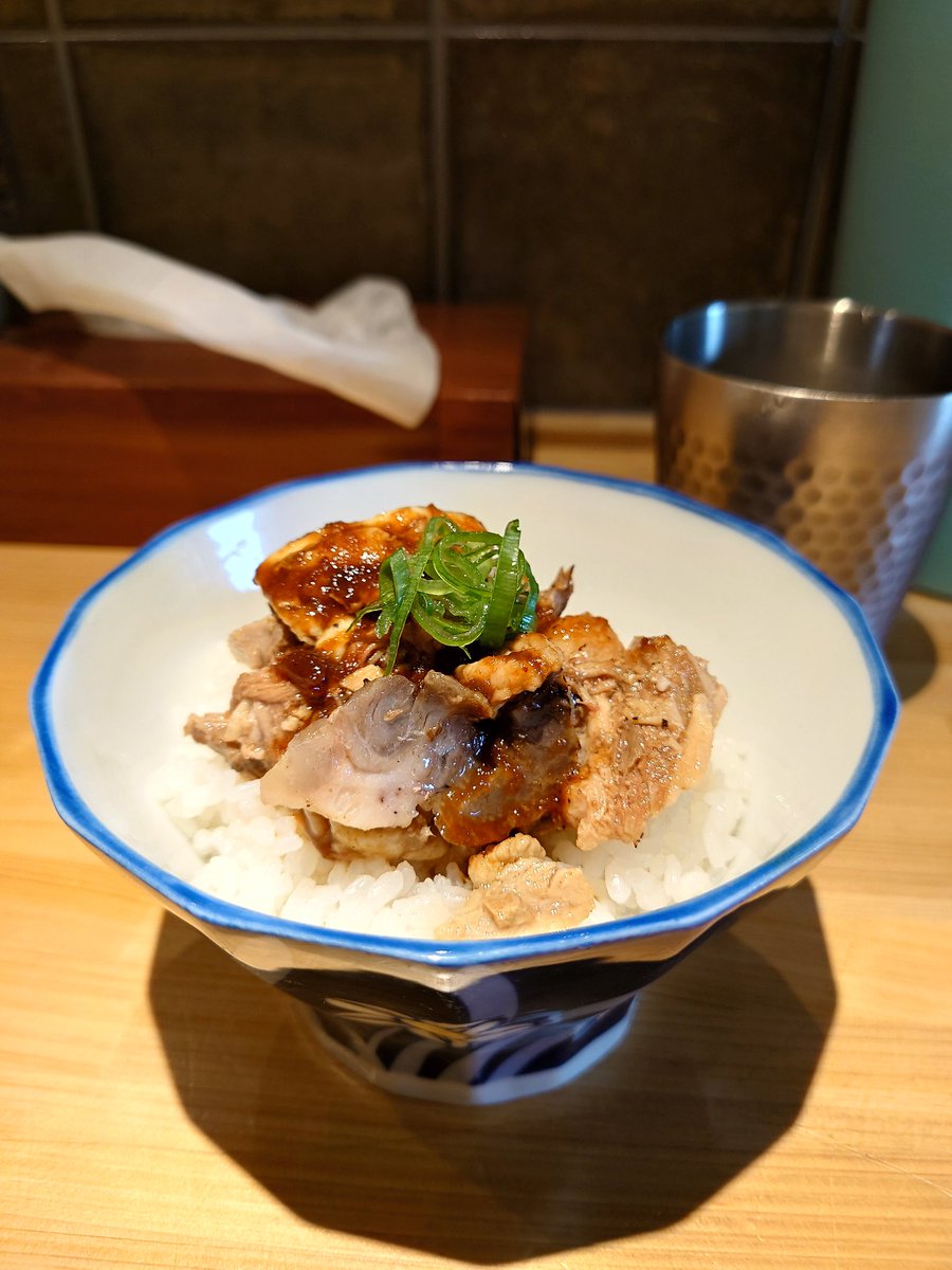 turumi_2021's tweet photo. らぁめん  ゑびすや

雲呑つけ蕎麦(醤油  200)
肉丼

麺の旨さ😋スープのバランス😋チャーシュー超ꕀ⋆好み😋🤗雲呑も旨し‼️😀👍  最━ヽ(○ﾟдﾟ○)ﾉ━━高
肉丼ヤバ旨😋😍 https://t.co/I03Fi7BSpT