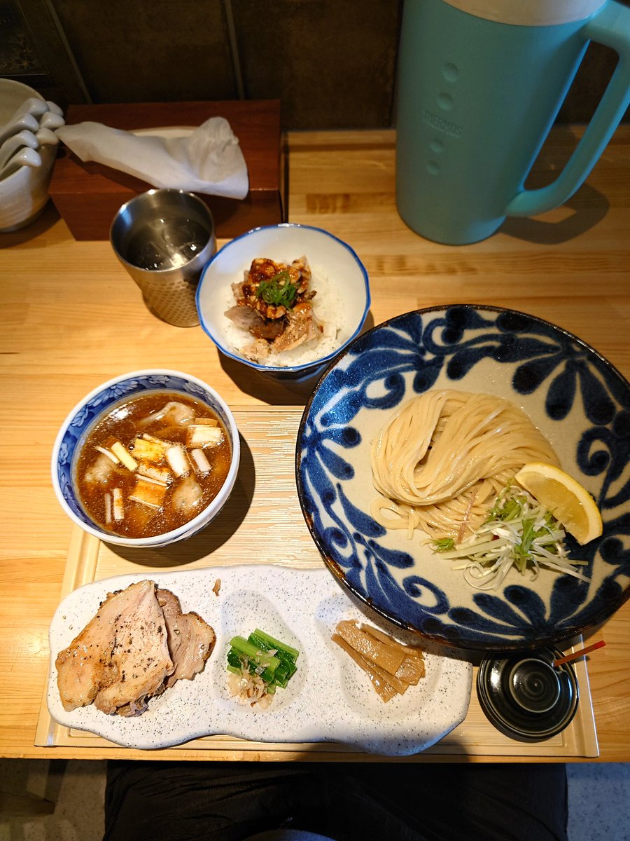 turumi_2021's tweet photo. らぁめん  ゑびすや

雲呑つけ蕎麦(醤油  200)
肉丼

麺の旨さ😋スープのバランス😋チャーシュー超ꕀ⋆好み😋🤗雲呑も旨し‼️😀👍  最━ヽ(○ﾟдﾟ○)ﾉ━━高
肉丼ヤバ旨😋😍 https://t.co/I03Fi7BSpT