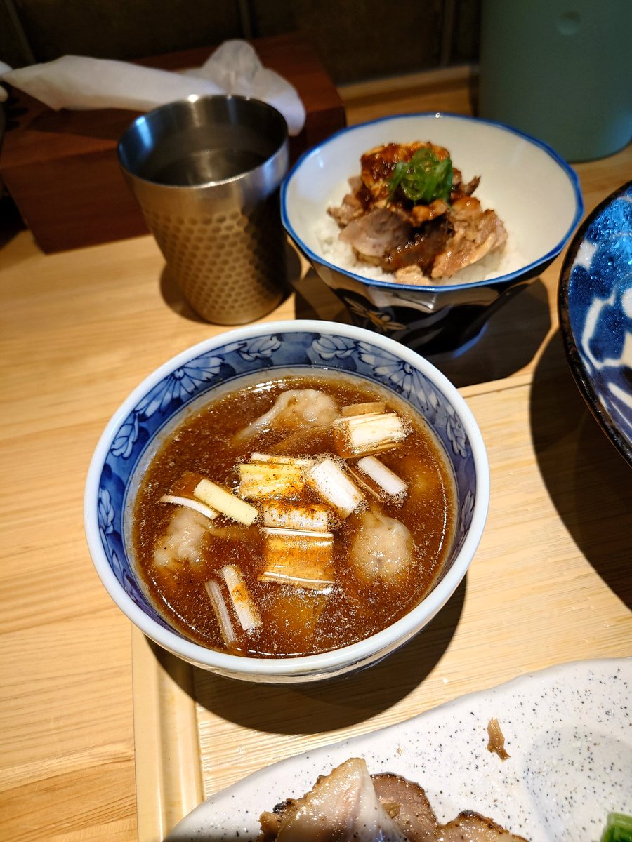 turumi_2021's tweet photo. らぁめん  ゑびすや

雲呑つけ蕎麦(醤油  200)
肉丼

麺の旨さ😋スープのバランス😋チャーシュー超ꕀ⋆好み😋🤗雲呑も旨し‼️😀👍  最━ヽ(○ﾟдﾟ○)ﾉ━━高
肉丼ヤバ旨😋😍 https://t.co/I03Fi7BSpT
