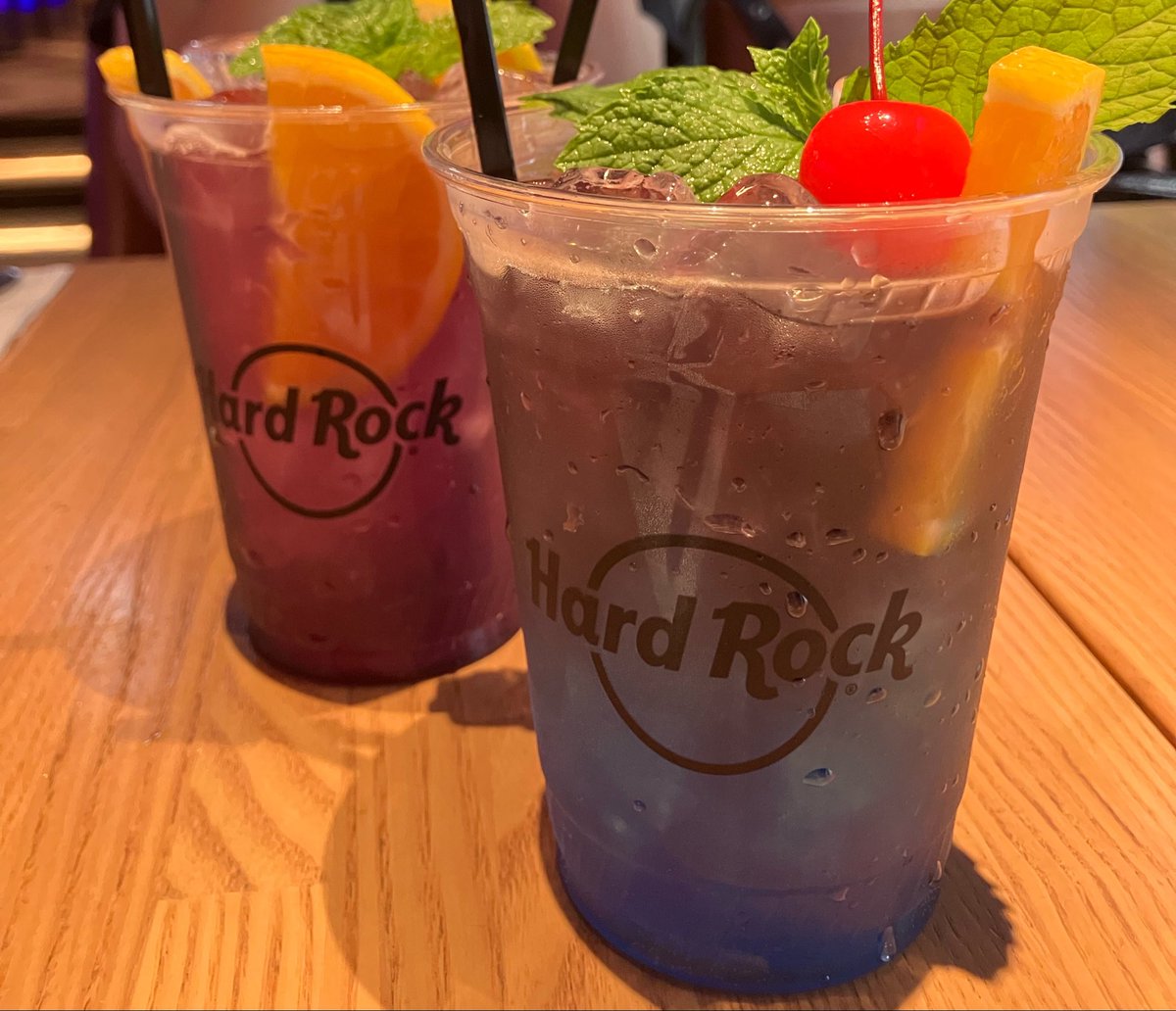 Bzfunta's tweet photo. そういえば、この前ハードロックカフェに行ってきました！

初めて行ったんですけど、本当に幸せな空間でした✨
恋心楽しすぎて最高でした！！ https://t.co/zlGKtPbpZT