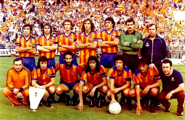 Valencianisme83's tweet photo. 💥46 anys de la foto més famosa per a molts i un dels partits més memorables de l'història del @valenciacf. "La Final De La Senyera"
(Algunos personajes y "nuevas peñas o colectivos" no están para dar lecciones de nada).
#FinalCopaDelRey #ValenciaCF #VicenteCalderón https://t.co/rWPryOnYqN