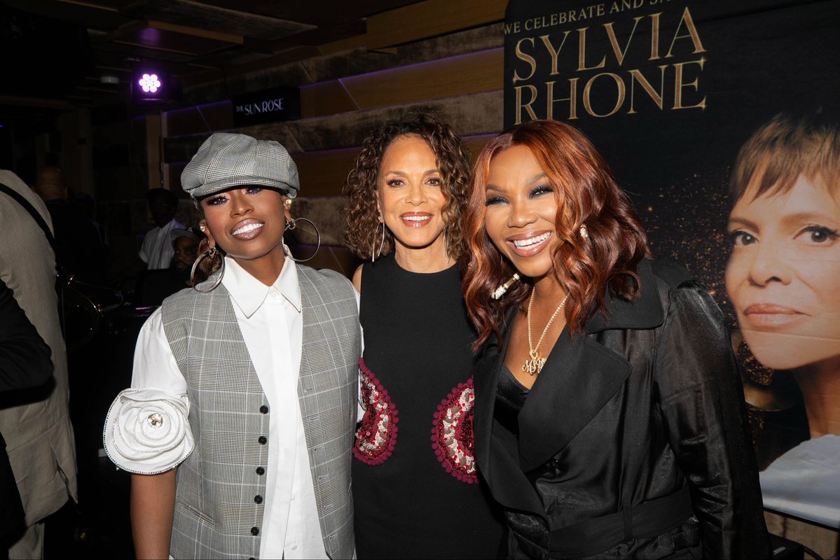 MissyElliott's tweet photo. The Legendary @IamSylviaRhone is the 1st women to become president of a major record label🙌🏾 She signed me when I didn’t want to be an artist She saw something in special in me🙏🏾 Her fearlessness created SUPASTARS! @StevieWonder I’m still in awe that you mentioned me because you have been such a GIFT to the World I love you both🫶🏾🤗🙏🏾