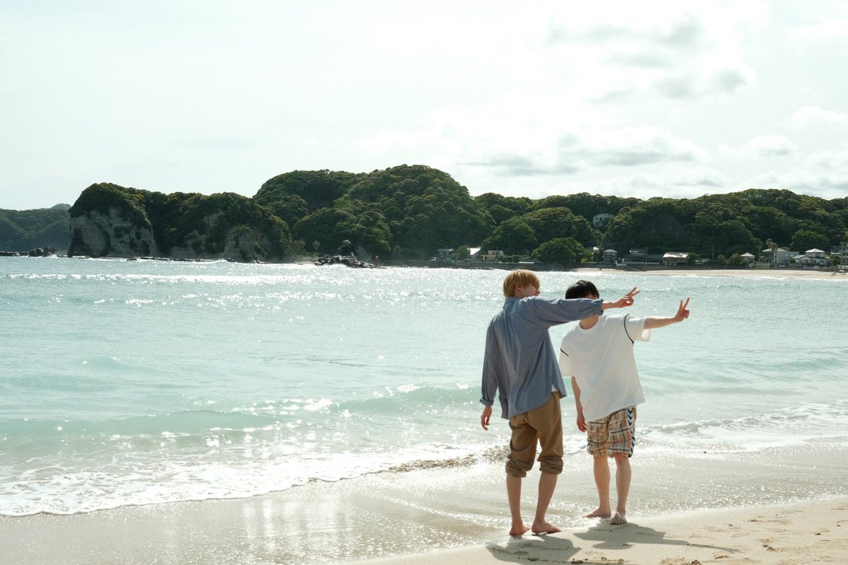 tx_doramanext's tweet photo. #君は夏のなか🎬🌻

📸︴先出しオフョット

OP撮影中の海で遊ぶお2人をお届け🙌
キラキラ輝く海がとても綺麗でした✨

⋰
ついに！！
明日深夜24時30分放送スタート！
U-NEXTにて【第1話】独占先行配信中🫧
⋱ 
#奥智哉 #杢代和人
#ドラマ君夏 https://t.co/TmsgC5riBH