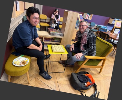 HU_Letters's tweet photo. 📢人文学プログラム生の留学体験談を紹介します！
留学のきっかけ、留学先の学生生活や思い出など——本学大学院生のリアルな声をお届けします✨
今回は岩本 州矢さん(西洋史学)です！"HUSAプログラムでフランスへ" ぜひご覧ください✈️
https://t.co/SGDXbt2e7U
#広島大 #西洋史学 #留学 #フランス #HUSA https://t.co/eXc5Mw0Dj3
