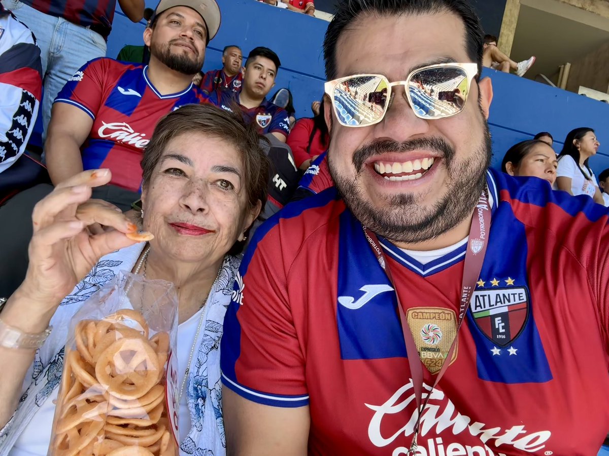 Chrizoniko's tweet photo. Me gustaría ir porque mi mamá tiene 80 años y estaría muy padre compartir ese momento con ella, es muy apasionada al futbol, aquí mi foto de cuando fuimos a Pachuca a apoyar al potro! https://t.co/VI7jKNVmJP