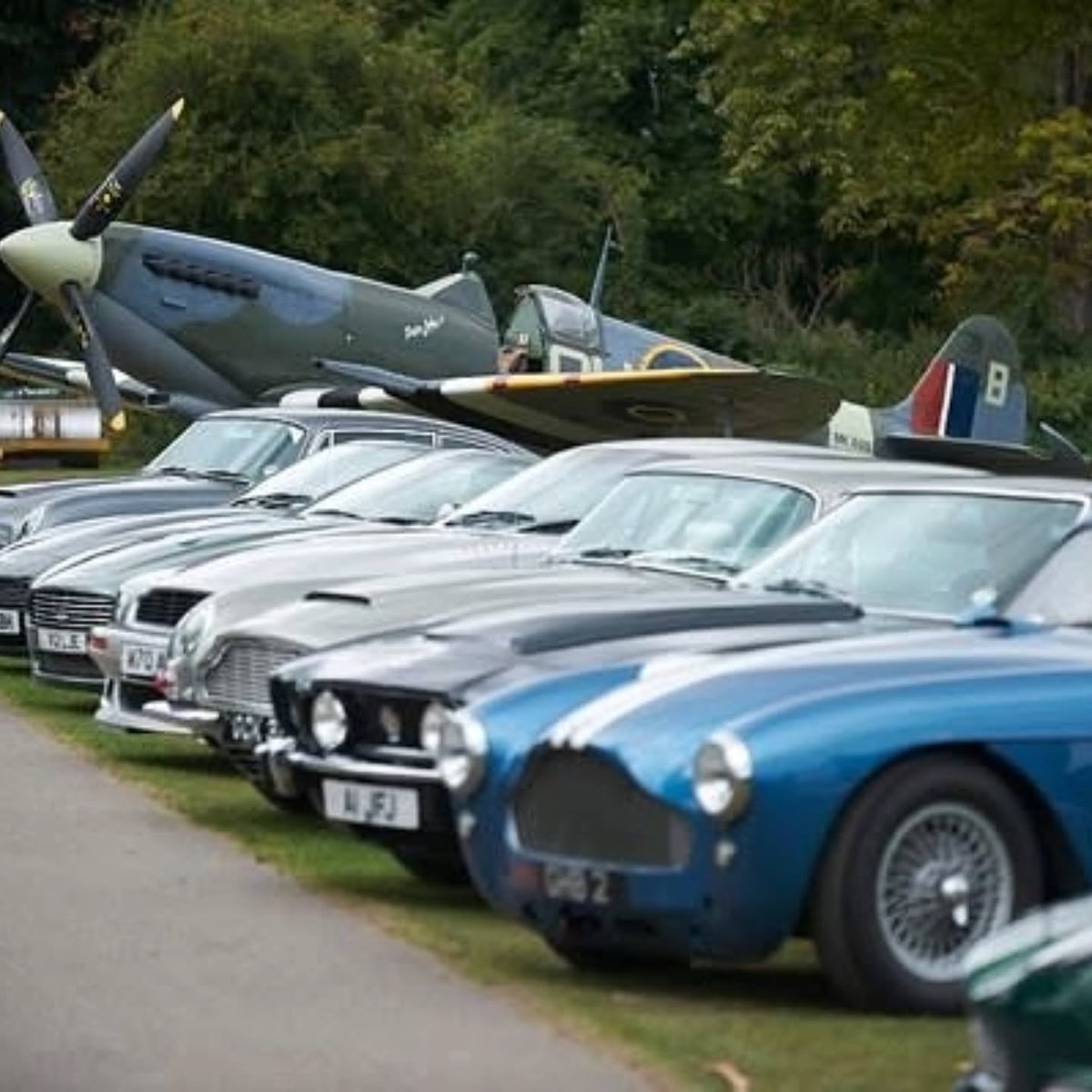 DB_Trophy's tweet photo. #tailendtuesday from the 2013 #astonmartin centenary DB Trophy π polo match
Horses and Aston's π
#dbtrophy #polo #equestrian
πΈ @R_de_Gerber https://t.co/ahkxdCknJS