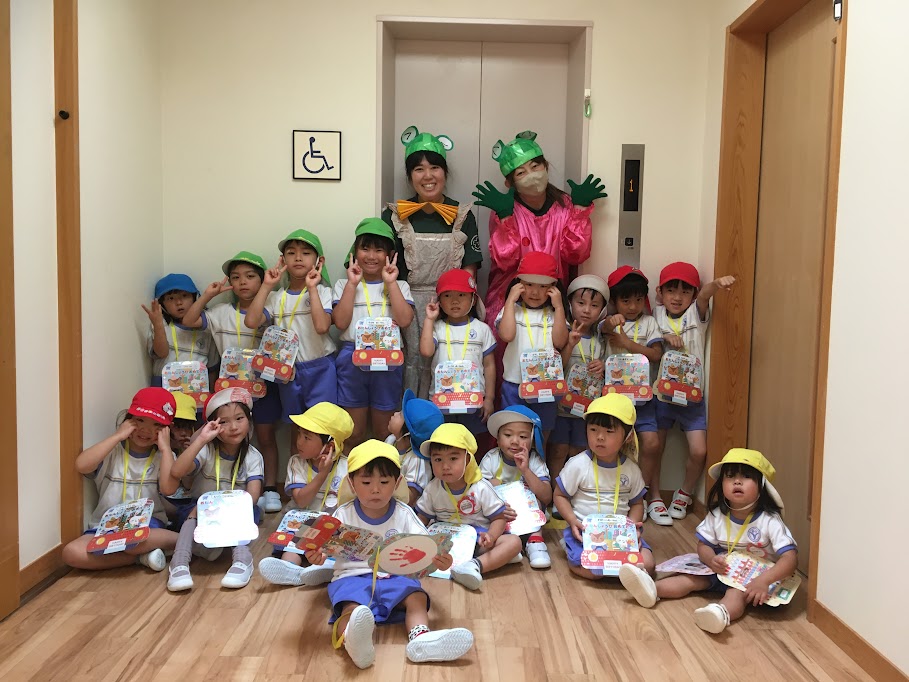 SYochien's tweet photo. 6月生まれのお友だちのお誕生会がありました。

０歳児、１歳児さんは学年ごとに保育室で2歳児以上児さんは遊戯室でお祝いしました。

1つ大きくなりました。とても嬉しいです。先生たちの劇がとても楽しかったです。 https://t.co/7pUj8LpiaK