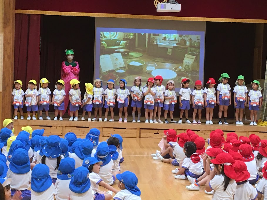 SYochien's tweet photo. 6月生まれのお友だちのお誕生会がありました。

０歳児、１歳児さんは学年ごとに保育室で2歳児以上児さんは遊戯室でお祝いしました。

1つ大きくなりました。とても嬉しいです。先生たちの劇がとても楽しかったです。 https://t.co/7pUj8LpiaK