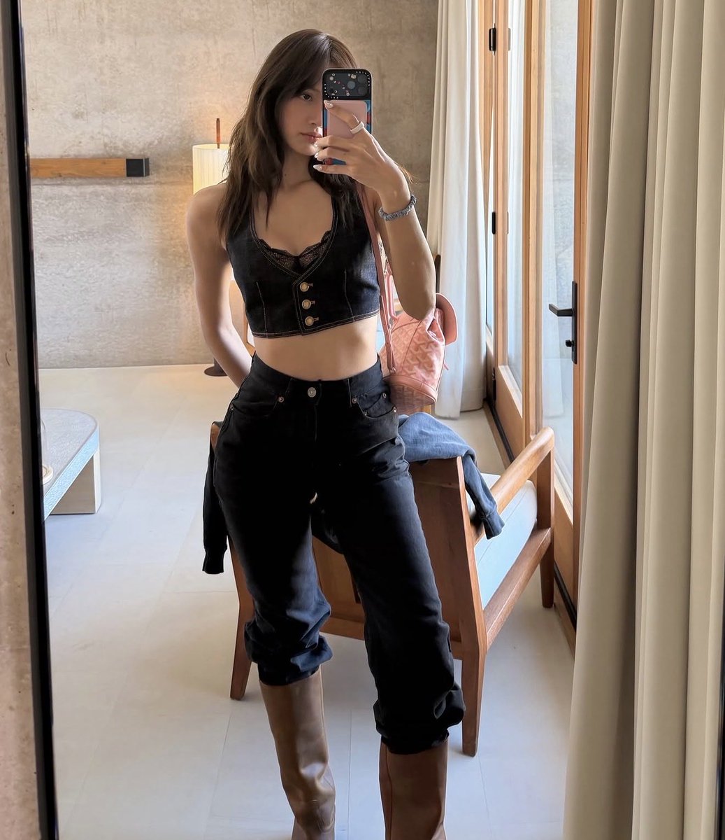 lalisahourIy's tweet photo. a lisa summer https://t.co/tIziua5Cfo