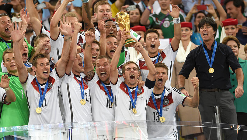 Marcel61377690's tweet photo. @palli1905 @sech28 Oh wir wurden nicht zum FÜNFTEN mal Weltmeister😭, so ein ⬇️Bild⬇️ wirst du nie von deiner Nation sehen/finden! :) https://t.co/dNSXsfE8ns