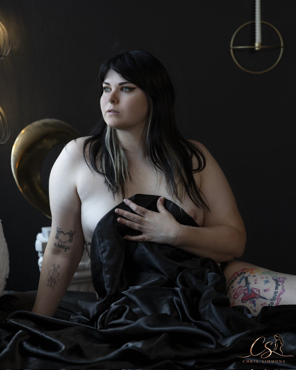 ElliseVonT's tweet photo. I need one more follower on my OF to make 300! Who's going to be my 300th one? 

Picture by Chris Simmons

#boudoirmodel #nude #sexy #gothgirl #beauty #buyingcontent #tattoos https://t.co/0GXrgScIz7