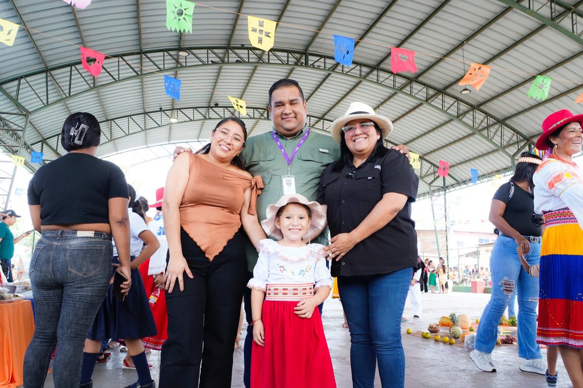 LorenaRosadoS's tweet photo. Celebramos la cultura, el folklore y la integración de nuestra niñez rural en la Escuela de Educación Básica Arturo Serrano Armijos, de nuestra  parroquia Taura.
Vivimos una jornada llena de color, tradición y alegría, donde nuestros niños demostraron el orgullo por sus raíces y su identidad.

Seguimos creyendo en una niñez rural con más oportunidades y en una educación de calidad para todos, porque invertir en nuestros niños es sembrar el futuro del Ecuador, gracias a nuestro presidente @DanielNoboaOk.

#LorenaRosado #AsambleístaPorGuayas #GuayasConLorenaRosado