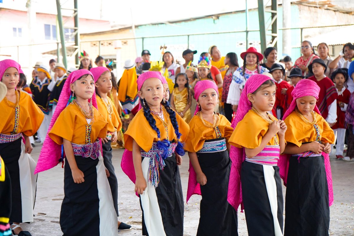 LorenaRosadoS's tweet photo. Celebramos la cultura, el folklore y la integración de nuestra niñez rural en la Escuela de Educación Básica Arturo Serrano Armijos, de nuestra  parroquia Taura.
Vivimos una jornada llena de color, tradición y alegría, donde nuestros niños demostraron el orgullo por sus raíces y su identidad.

Seguimos creyendo en una niñez rural con más oportunidades y en una educación de calidad para todos, porque invertir en nuestros niños es sembrar el futuro del Ecuador, gracias a nuestro presidente @DanielNoboaOk.

#LorenaRosado #AsambleístaPorGuayas #GuayasConLorenaRosado