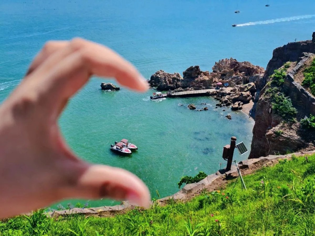 qiuyino93432568's tweet photo. 在山东蓬莱阁老北山后海栈道，有一处崖壁天然凹陷成了半个心形，伸出手与崖壁上的心形轮廓轻轻贴合，就能拍出独属于你和蓬莱仙境的浪漫合影。 https://t.co/6TlYrmncDo