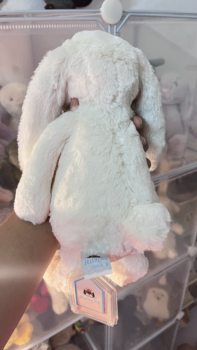 fluffy_hug's tweet photo. Blossom Cream Berry🍓

Size M | ส่งฟรี | 1,380.-

🏷️ ป้ายห้อยใหม่กริบ
สีครีมละมุน ขนนุ่มฟูววว ลายชัด พร้อมส่ง📦

#jellycatthailand #jellycat #ตลาดนัดjellycat #เจลลี่แคท #ส่งต่อjellycat #ตุ๊กตามีอ2 #ตุ๊กตามือสอง #ส่งต่อตุ๊กตา https://t.co/VNYLcKuRYx