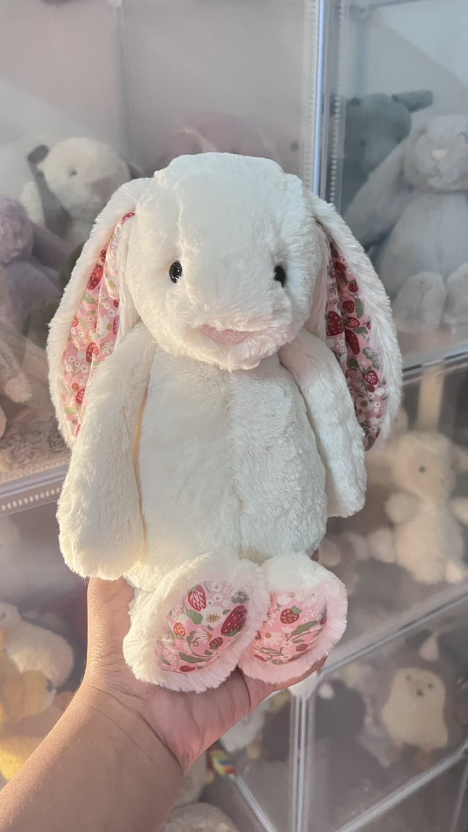 fluffy_hug's tweet photo. Blossom Cream Berry🍓

Size M | ส่งฟรี | 1,380.-

🏷️ ป้ายห้อยใหม่กริบ
สีครีมละมุน ขนนุ่มฟูววว ลายชัด พร้อมส่ง📦

#jellycatthailand #jellycat #ตลาดนัดjellycat #เจลลี่แคท #ส่งต่อjellycat #ตุ๊กตามีอ2 #ตุ๊กตามือสอง #ส่งต่อตุ๊กตา https://t.co/VNYLcKuRYx