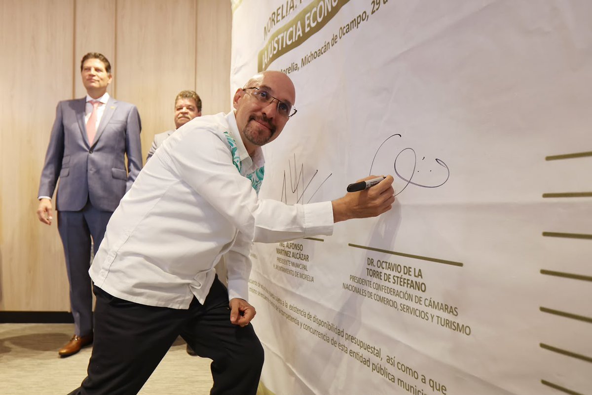octaviodlatorre's tweet photo. La Ruta Nacional por la Prosperidad, la Justicia Económica y la Seguridad sigue avanzando, sumando voluntades y construyendo alianzas en todo el país. 🇲🇽🤝

Hoy dimos un paso más desde Morelia, donde tuve el honor de firmar este compromiso junto al presidente municipal, Alfonso Martínez Alcázar, y a CANACO SERVYTUR Morelia, convencidos de que el desarrollo económico requiere entornos de confianza, legalidad y colaboración.

Con la incorporación de Morelia como la cuarta ciudad en sumarse a esta iniciativa, seguimos consolidando una agenda nacional que impulsa la seguridad, la simplificación administrativa, la competitividad y el fortalecimiento de las empresas familiares y las MiPyMEs.

Estoy convencido de que cuando autoridades, sector empresarial y sociedad trabajan con una visión compartida, es posible construir comunidades más fuertes, con más inversión, más empleo y mejores oportunidades para todas y todos.

#UnidosEnAccionesPositivas