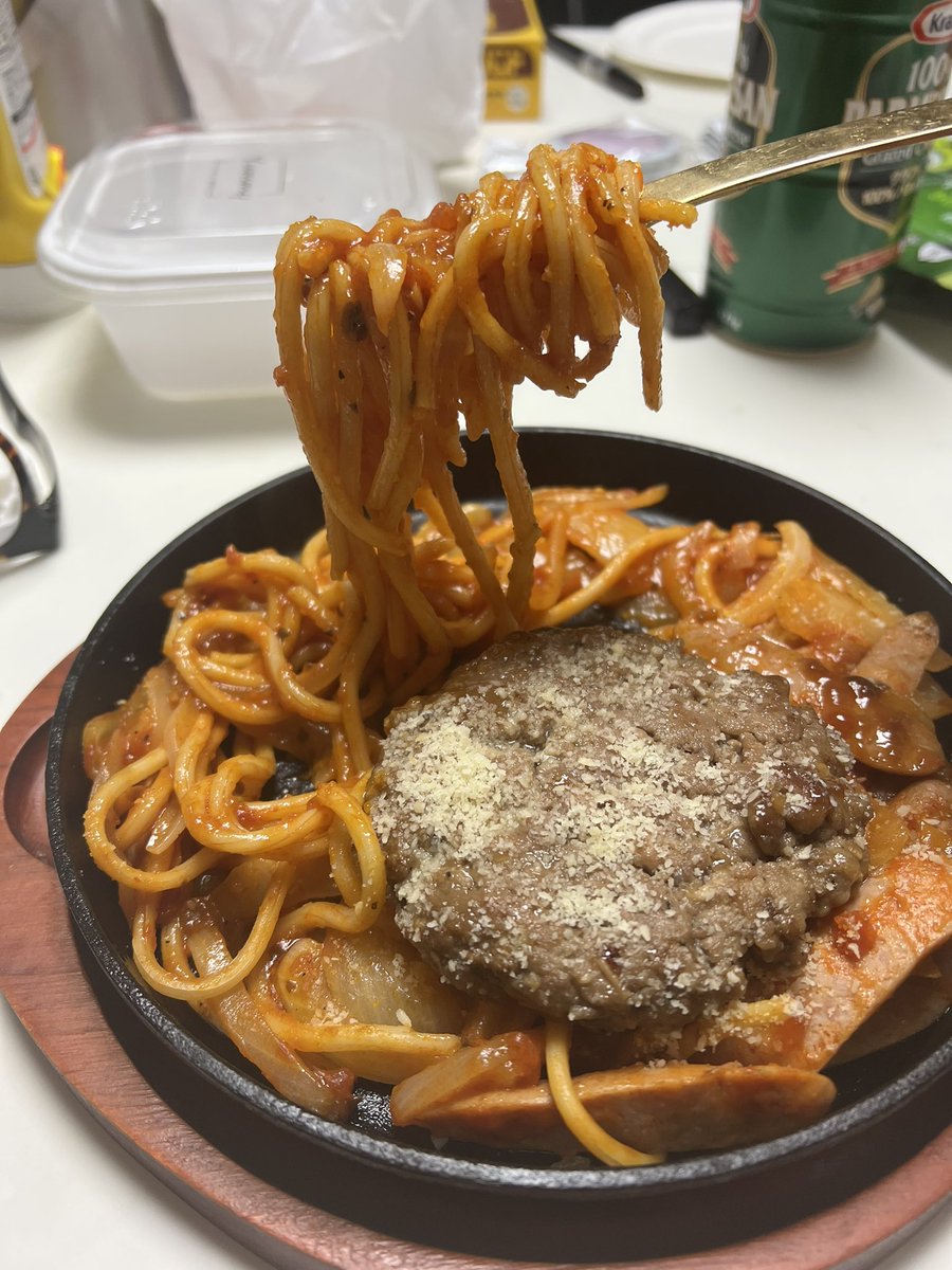 Hamaramen10's tweet photo. つい先日和歌山に行ってたお友達とお会いしたのですが、行列のできるあの名店に行かれてまして😭エコ贔屓はあるにしても嬉しいですね！朝ごはんは喫茶店の食品サンプルです。余り物です🍔
#はまちゃんらーめん
間借り営業で短い期間でしたが何気にファンがいらっしゃって嬉しいですね〜
#おうちごはん https://t.co/oqGKw6FMBa