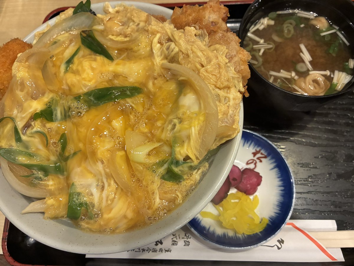 atyousee's tweet photo. 松乃家
かつ丼

職場の近くゆえ昼食で利用するイメージだった同店なのですが、先日晩ごはんを頂いてなかなか充実しました。

松乃家を晩ごはんでリピート。

人気のかつ丼をチョイス。
たいへん充実しました😊 https://t.co/HPZH3mlpQN