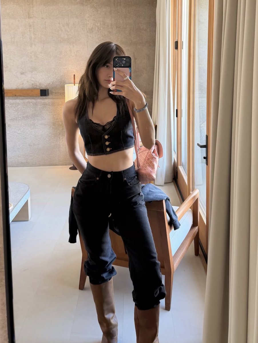 insidefolkative's tweet photo. Potret terbaru LISA di postingan Instagramnya. https://t.co/qMQp91IyWA