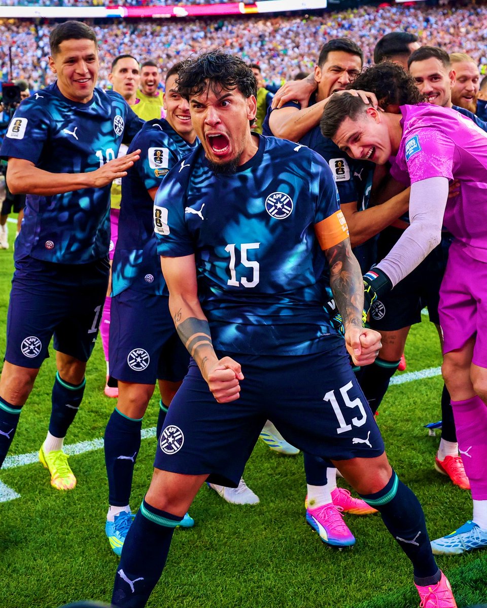 BundesInsider's tweet photo. ⚠️ O presidente do Paraguai decretou feriado nacional nesta terça-feira para celebrar a histórica vitória sobre a Alemanha e a classificação às oitavas de final da Copa do Mundo.

Curiosamente, é a segunda vez que isso acontece após uma vitória sobre os alemães neste Mundial: o Equador também decretou feriado nacional depois de derrotar a Alemanha na fase de grupos e garantir uma classificação histórica ao mata-mata.