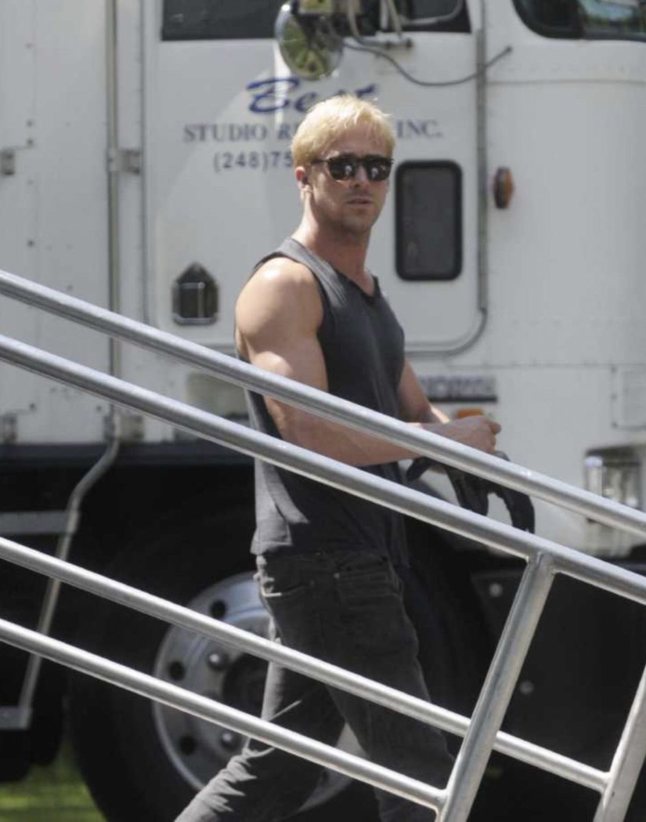 solarscenes's tweet photo. FUCK look at those arms https://t.co/QYwxMERoUH