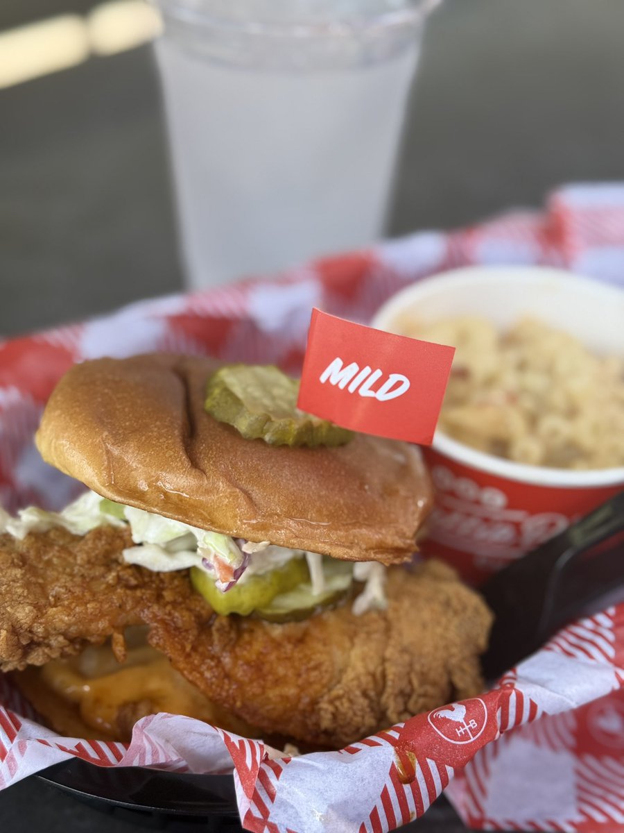 inpamskitchen's tweet photo. It’s not a trip to Nashville without cluck’n great hot chicken!

@HattieBs 
#hattiebs #hattiebshotchicken
#nashvillehotchicken
#nashville
#nashvillefood https://t.co/oByqOkLiTv