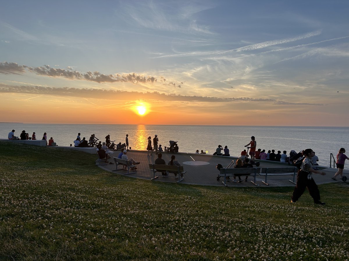 tqdays's tweet photo. Cleveland knows how to do sunsets! #LakeEerie #sunset #lakewoodpark https://t.co/KRSUt2ArcO