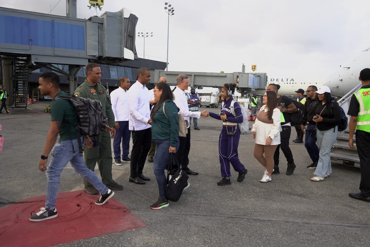 enmanuelrm's tweet photo. La señora Rita Abinader saluda con calidez a una niña dominicana en el aeropuerto de Maiquetía, Caracas🇻🇪.

Este emotivo momento se dio durante el operativo humanitario, dispuesto por el presidente Luis Abinader, que permitió el retorno seguro de 65 ciudadanos a la República Dominicana. 🇩🇴✈️