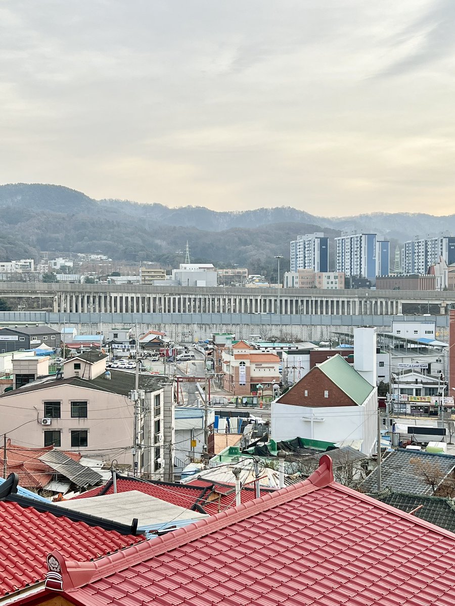 Okhotsk75's tweet photo. 효자지구라는 이름이 붙어있더군요

대전의 오래된 지역인 회덕의 스카이라인이 이렇게 또 다시 바뀝니다. 저 산기슭에 어떤 건물을 지으려는지 궁금하네요 🫠

사진은 2022년 6월과 12월에 촬영한 것입니다 https://t.co/a5n9oImlN7