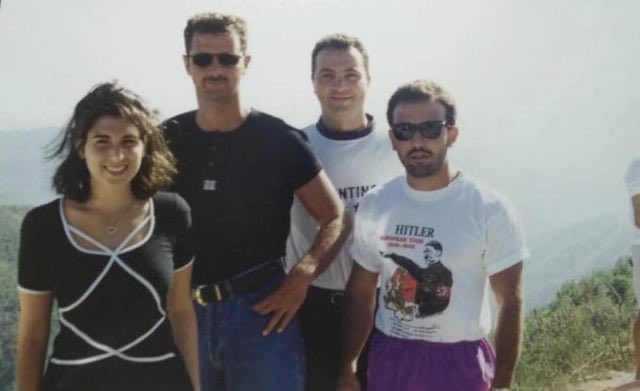 La_SemiYA_dl_VD's tweet photo. Bashar al-Assad con su primo, Ihab Makhlouf, luciendo una camiseta de AdoIf HitIer

¿Ahora entiendes por qué pusieron a un rabanacabezas en su lugar tras una guerra de 10 años y 2 millones de asesinados?

¿Lo entiendes Goy o te hago un croquis? https://t.co/9foHdLinsk