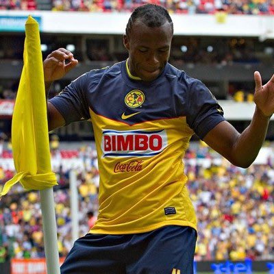chipilaso93's tweet photo. En estas imágenes se ve a los ecuatorianos bien ‘c*gados’ en el Estadio Azteca. 😅😅 https://t.co/mX4zqKjaMZ