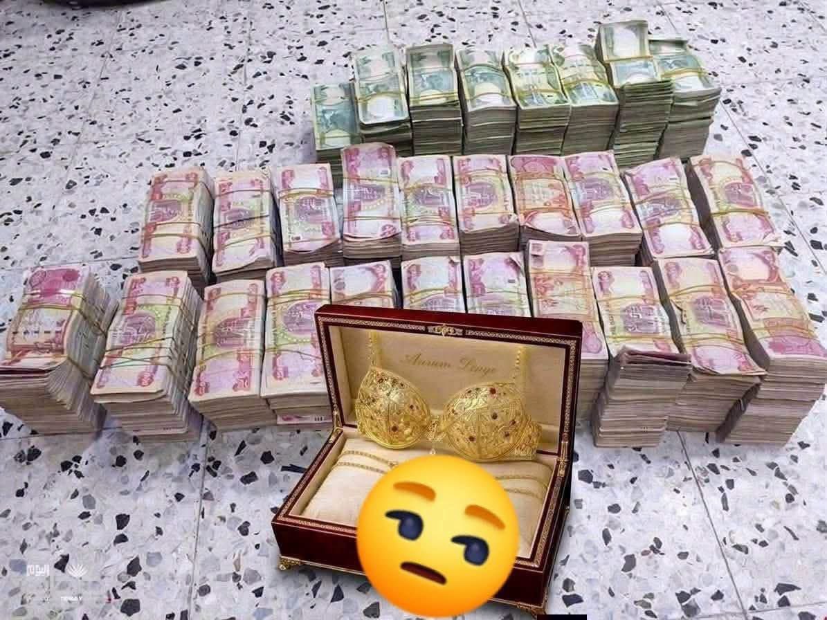 1mdtz's tweet photo. ما لفت انتباهي هذه الصوره 👇 
عزيزي عبدالزهره و عمر الي  بعتوا صوتكم بـ 50 ألف وانطيتوا للنائب وانتوا  تعرفون حق المعرفه انه ((ناهب فاسد)) لانه اشترى صوتكم وراح بثمنه يقبض المليارات من سراقات خيراتكم ويسويهن ذهب على شكل !!!!!
صورة لمقتنيات احد المسؤولين الذي تم اعتقال لهذا اليوم https://t.co/ehryOPtDAE