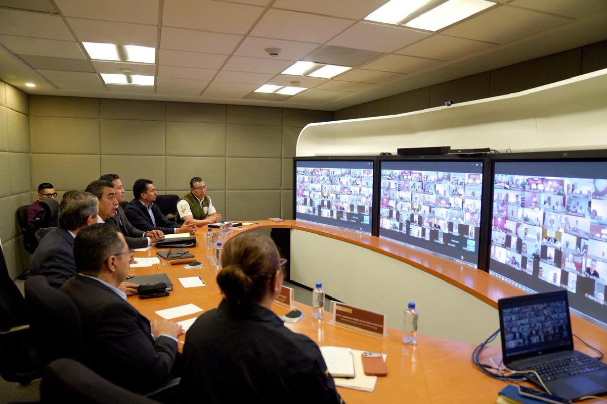 SergioSalomonC's tweet photo. En reunión virtual con las y los titulares de las Oficinas de Representación del @INAMI_mx ,  dimos seguimiento a temas prioritarios de operación y a los indicadores que fortalecen nuestro trabajo diario.

La coordinación permanente, la evaluación de resultados y la mejora continua son fundamentales para brindar una atención más eficiente, ordenada y con pleno respeto a los derechos humanos, en congruencia con la visión humanista de la Presidenta @Claudiashein .

Seguimos trabajando con responsabilidad y compromiso para consolidar una gestión migratoria eficaz al servicio de México.