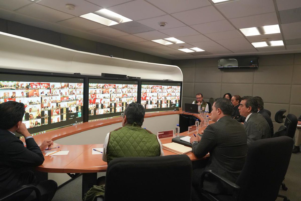 SergioSalomonC's tweet photo. En reunión virtual con las y los titulares de las Oficinas de Representación del @INAMI_mx ,  dimos seguimiento a temas prioritarios de operación y a los indicadores que fortalecen nuestro trabajo diario.

La coordinación permanente, la evaluación de resultados y la mejora continua son fundamentales para brindar una atención más eficiente, ordenada y con pleno respeto a los derechos humanos, en congruencia con la visión humanista de la Presidenta @Claudiashein .

Seguimos trabajando con responsabilidad y compromiso para consolidar una gestión migratoria eficaz al servicio de México.