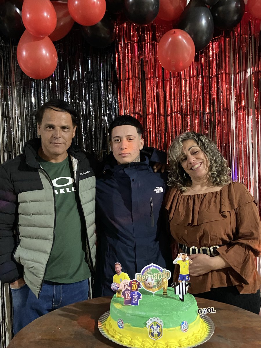 falae_be's tweet photo. Minha noiva e meus sogros são incríveis, só agradecer por terem feito essa festa incrível!!🥺🤍 https://t.co/xt0tpZkMD1