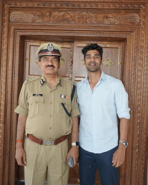 _Attitude_Vini's tweet photo. 🚨 𝗜𝗣𝗟 क्रिकेटर 𝗦𝗵𝗮𝘀𝗵𝗮𝗻𝗸 𝗦𝗶𝗻𝗴𝗵 और उनके 𝗜𝗣𝗦 पिता पर भोपाल में 𝗙𝗜𝗥...

आरोप है कि 𝗦𝗵𝗮𝘀𝗵𝗮𝗻𝗸 𝗦𝗶𝗻𝗴𝗵, उनके पिता 𝗦𝗵𝗮𝗶𝗹𝗲𝘀𝗵 𝗦𝗶𝗻𝗴𝗵 और एक कर्मचारी के खिलाफ कुक से मारपीट, गाली-गलौज, मोबाइल छीनने और जबरन काम कराने के मामले में FIR दर्ज हुई है।

पीड़ित 𝗩𝗶𝗽𝗲𝗻𝗱𝗿𝗮 𝗦𝗶𝗻𝗴𝗵 𝗧𝗼𝗺𝗮𝗿 का दावा है कि खाना पसंद न आने पर उसके साथ दुर्व्यवहार किया गया और काम छोड़ने की बात करने पर उसे धमकाया गया। पुलिस ने मामला दर्ज कर जांच शुरू कर दी है।

अगर कोई भी कितना बड़ा नाम हो, कानून सबके लिए बराबर होना चाहिए। अब सबकी नज़र Investigation पर है—सच क्या है, इसका फैसला सबूत और जांच करेगी।

No One Is Above The Law. ⚖️
