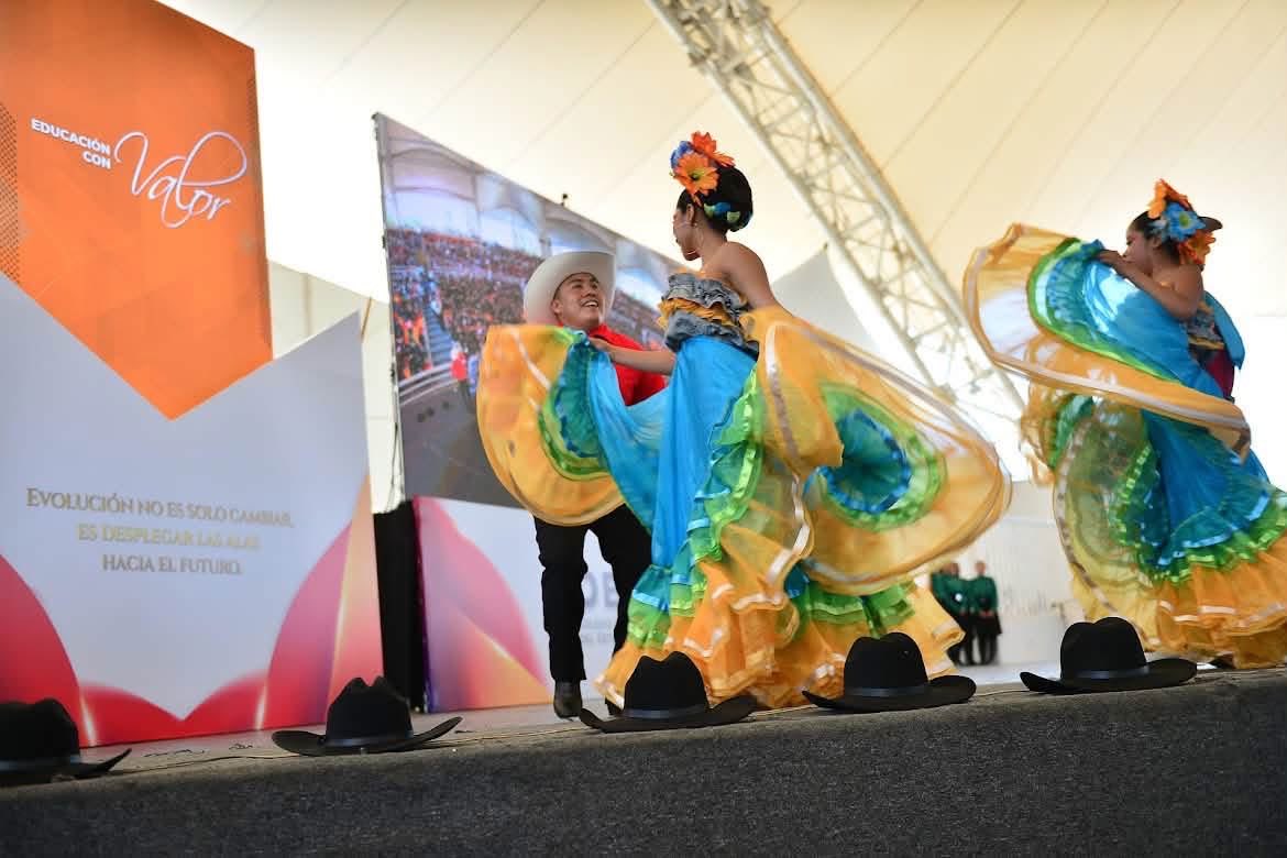 FNERRR26's tweet photo. Galería de la participación de nuestro grupo de danza folclórica de la Casa del Estudiante Gral. “ Francisco Villa “ en la ceremonia de graduación del COBAED 🤠❤️💃🏻🕺 https://t.co/7i0Qacqlpa