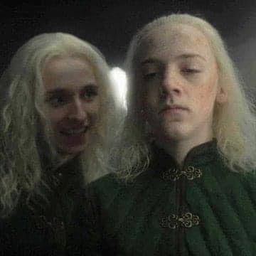 Moonme24320's tweet photo. @slaymond_ it was two small children being lead by their older uncle whom was already a teen that drank and molested maids in the castle. That took Aemond at 13 to be SA by an older woman. It was Aegon the one that mocked him about the pig and about him developing unhealthy codependency. https://t.co/z8dKR2w7tt