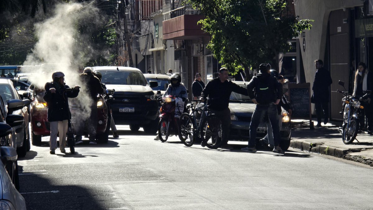 jorbek16's tweet photo. @Goettygukk @markgm0 @De12a14 No es que no lo dejaron ver...
Abre la puerta
Le pega y tira al de la bicicleta
Se baja y va directo a ver el auto
Ahi la gente le recrimina
Vuelve para la puerta del auto y cae desplomado https://t.co/JmgKFo3eGZ