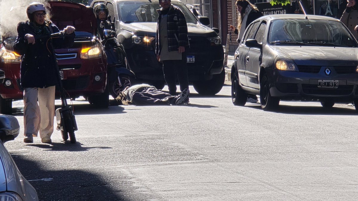 jorbek16's tweet photo. @Goettygukk @markgm0 @De12a14 No es que no lo dejaron ver...
Abre la puerta
Le pega y tira al de la bicicleta
Se baja y va directo a ver el auto
Ahi la gente le recrimina
Vuelve para la puerta del auto y cae desplomado https://t.co/JmgKFo3eGZ